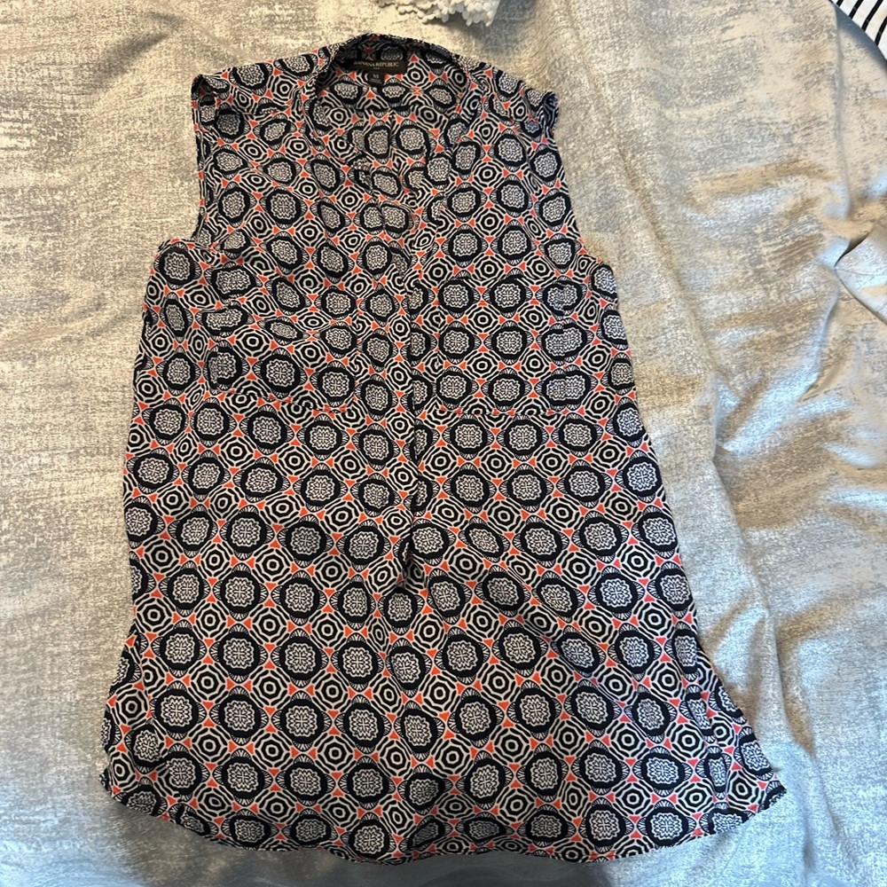 Sleeveless Geometric Pattern Blouse - image 1